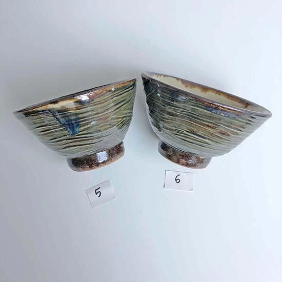 【名品❗】【上作品❗】 酒を呑む男の人形　陶器製　羽織りが海鼠釉　窯元産地不詳 紋様湯呑（大） | 詩の国商店