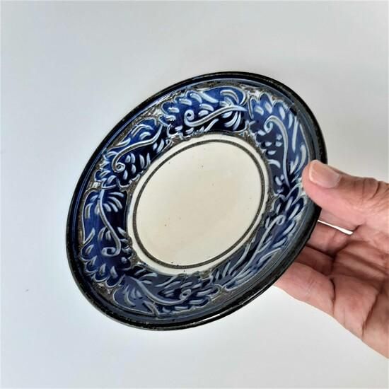 やちむん やちむん工房 與那嶺 5寸皿(唐草線彫掻き落とし)3色 やちむん やちむん工房 與那嶺 5寸皿(唐草線彫掻き落とし)3色