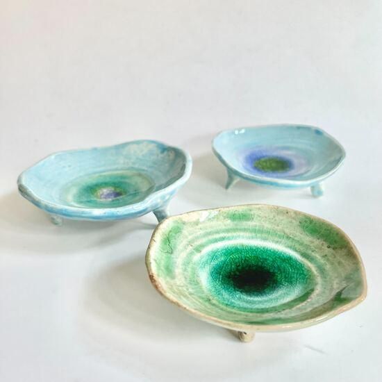 やちむん 風の島 ガラス彩陶器 三つ足小皿(小) - やちむん やちむん 風の島 ガラス彩陶器 三つ足小皿(小) - やちむん