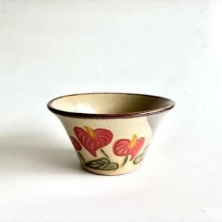 <img class='new_mark_img1' src='https://img.shop-pro.jp/img/new/icons57.gif' style='border:none;display:inline;margin:0px;padding:0px;width:auto;' />やちむん 陶工房波久 4寸ボウル(アンスリウム)