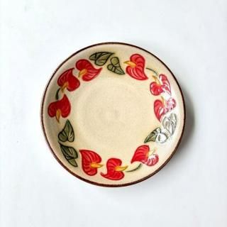 <img class='new_mark_img1' src='https://img.shop-pro.jp/img/new/icons57.gif' style='border:none;display:inline;margin:0px;padding:0px;width:auto;' />やちむん 陶工房波久 6寸皿(アンスリウム)