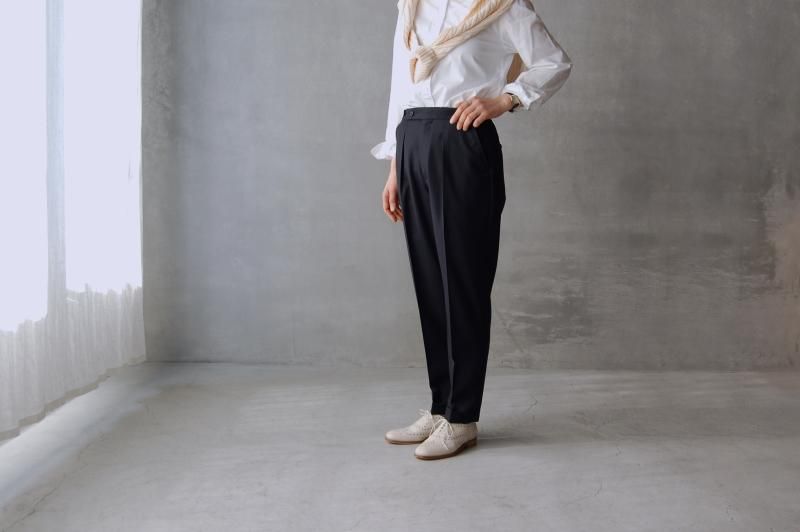 定番のお歳暮 HAND ROOM WOMENSテーパード センタープレストラウザー - Daja パンツ