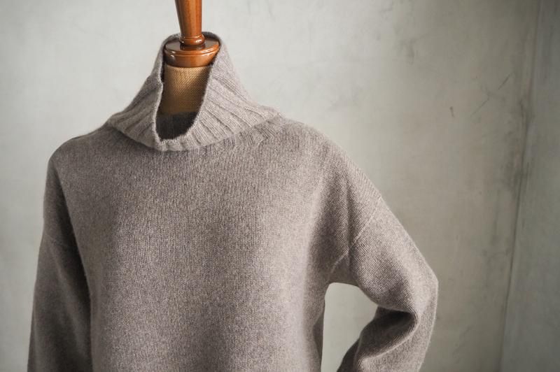 Tara Mills | カシミヤ オフタートルニット - Daja オンラインストア