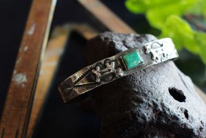 <img class='new_mark_img1' src='https://img.shop-pro.jp/img/new/icons5.gif' style='border:none;display:inline;margin:0px;padding:0px;width:auto;' />Turquoise Horse Arrow Bracelet (VIJ11)