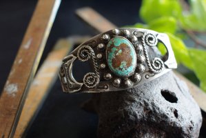<img class='new_mark_img1' src='https://img.shop-pro.jp/img/new/icons5.gif' style='border:none;display:inline;margin:0px;padding:0px;width:auto;' />Wire Work Turquoise Bracelet (VIJ22)