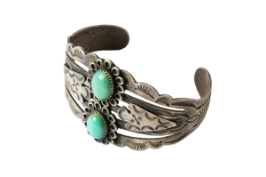 <img class='new_mark_img1' src='https://img.shop-pro.jp/img/new/icons5.gif' style='border:none;display:inline;margin:0px;padding:0px;width:auto;' />Two Point Turquoise Arrow Head Bracelet (VIJ10)