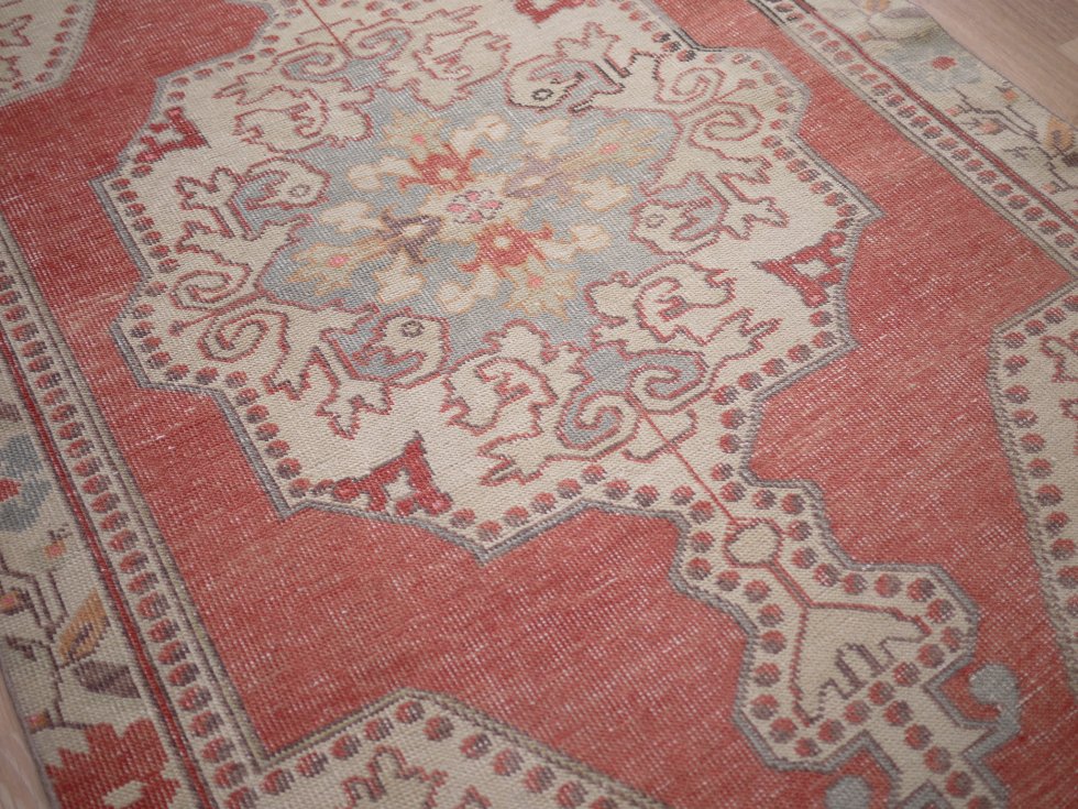 オールド絨毯 ヴィンテージラグ 優しい赤とクリーム色のアヴァノス