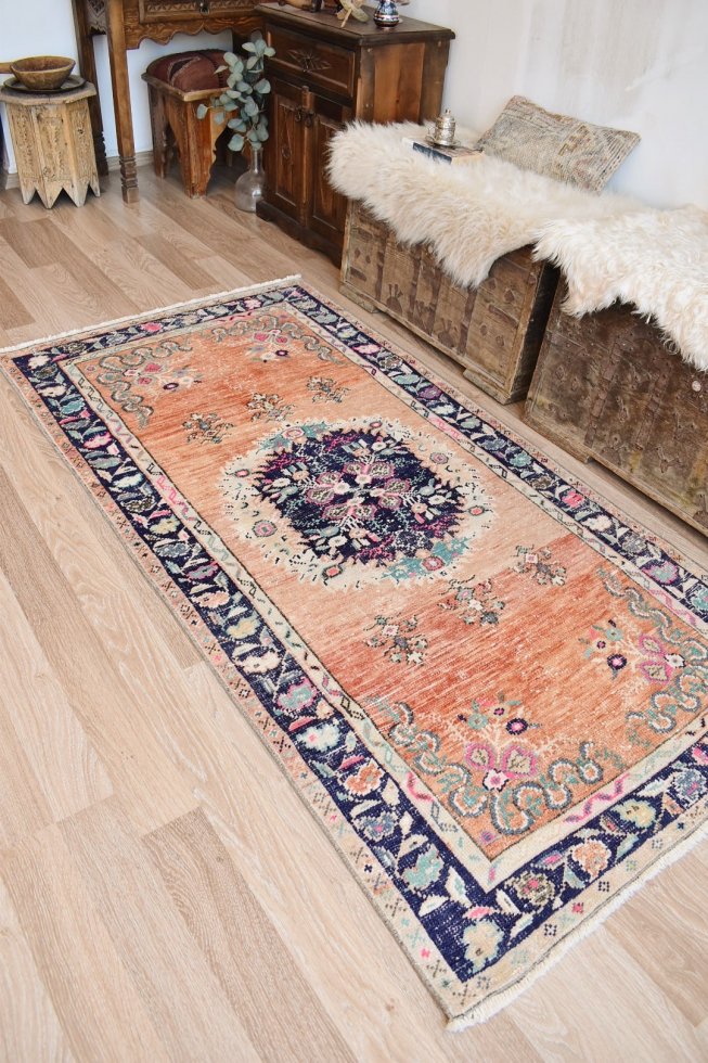 トルコ産ヴィンテージラグ トルコ絨毯 ギュネイラグ ウシャクラグ カイセリ絨毯 オーバーダイラグ ヴィンテージラグ オールド絨毯 バルーチ絨毯