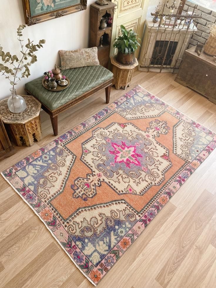 エキゾチックなピンクとブルー アヴァノス トルコ ヴィンテージラグ