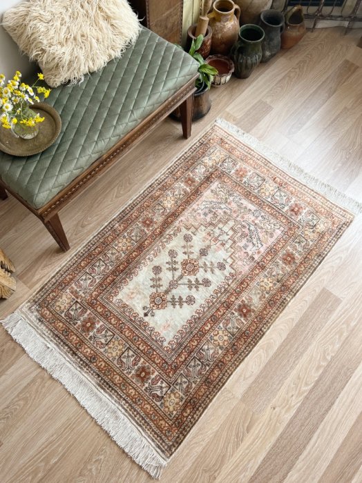 シルクのような艶と高級感のあるカイセリフィロッシュ絨毯 約139×88
