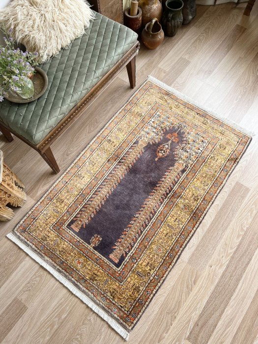 シルクのような艶と高級感のあるカイセリフィロッシュ絨毯 約149×92