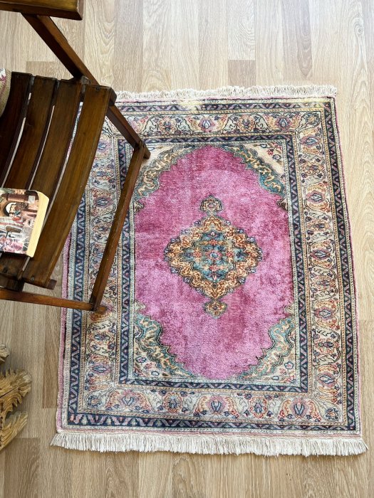 シルクのような艶と高級感のあるカイセリフィロッシュ絨毯 約110×92