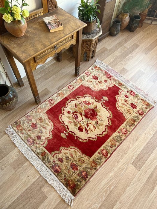 レトロな雰囲気と艶が美しいアヴァノス絨毯  150×102 