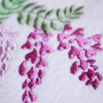 【朝鮮刺繍】子猫　藤の花　額入り　刺繍　絵画 刺繍絵・刺繍画・虎・額縁・壁飾り・No.230316-06・梱包サイズ