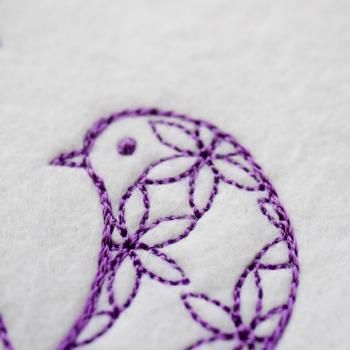 ワンコイン・デザインPack137（北欧風モチーフの鳥と花）刺繍データ