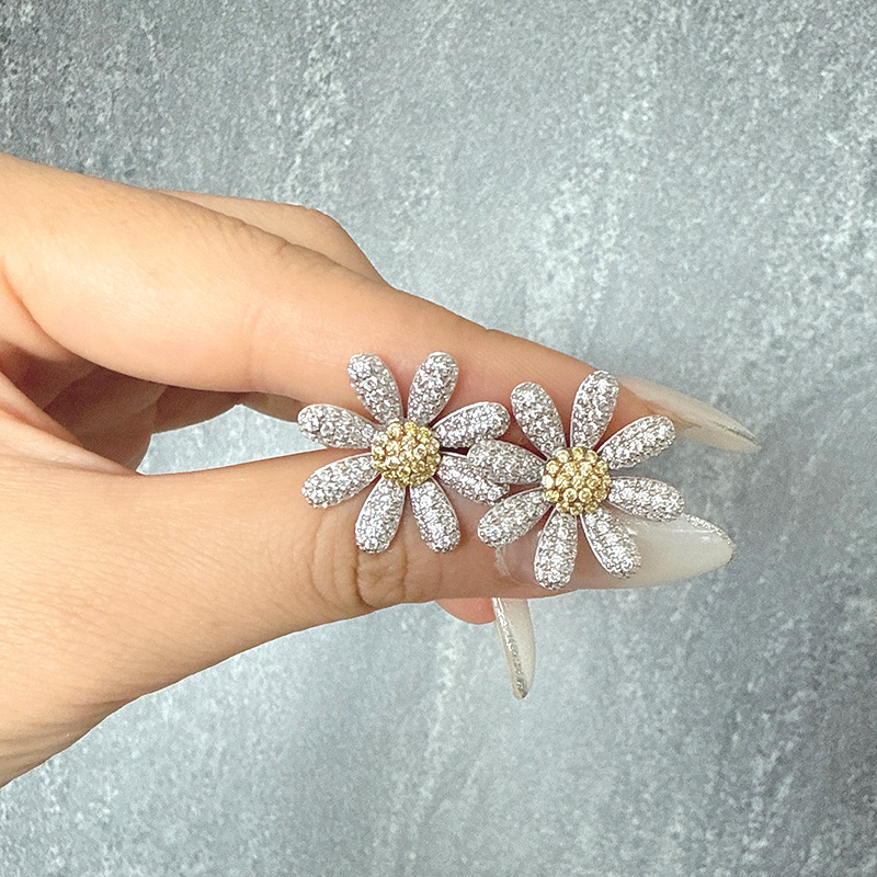 ペア⭐︎デイジーピアス デイジーのピアス or イヤリング / Daisy Pierced or Clip-On Ea