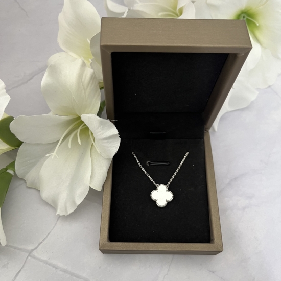 ホワイトゴールドカラー三つ葉クローバーフラワー連リングフリヴォル