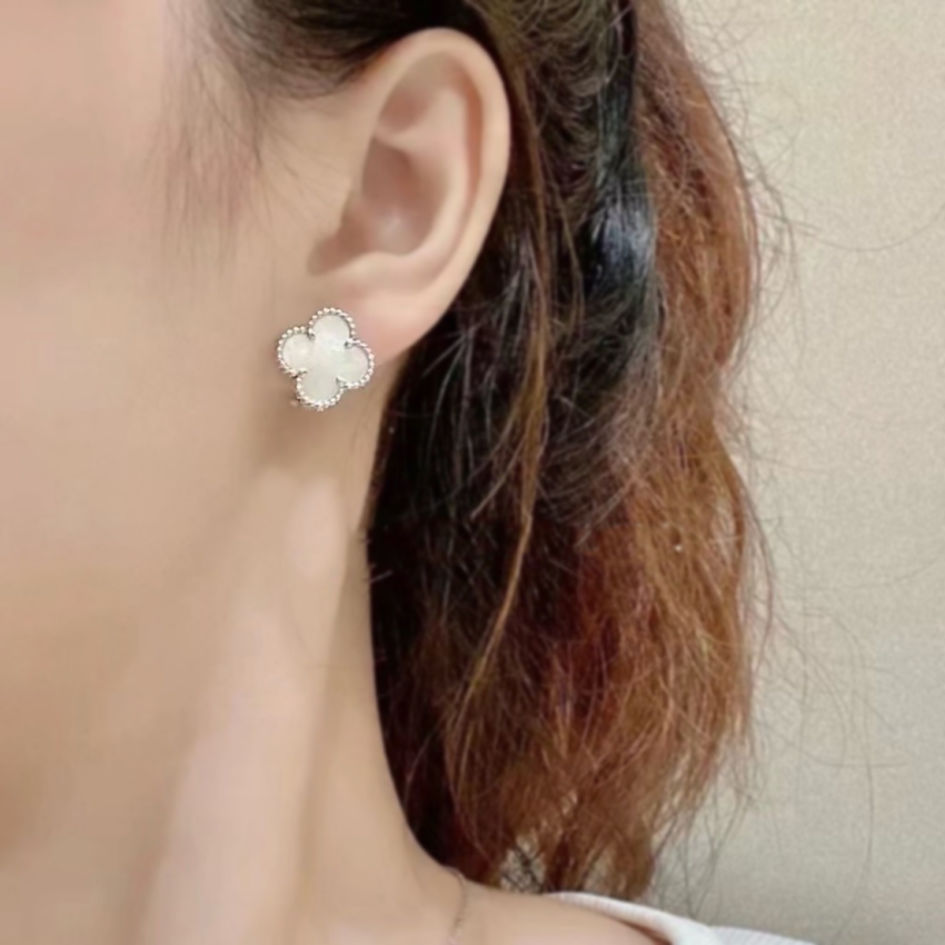 Van Cleef & Arpels スウィート アルハンブラ ピアス