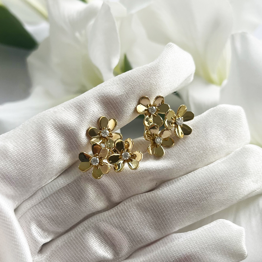 ミニお花モチーフピアス 三つ葉ピアス フリヴォル ホワイト