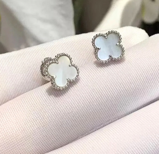 最高品質フラワークローバーマザーオブパールピアス 楽天市場】フラワー 3連ピアス カラーコンビ ミル黄金花3花(白黒