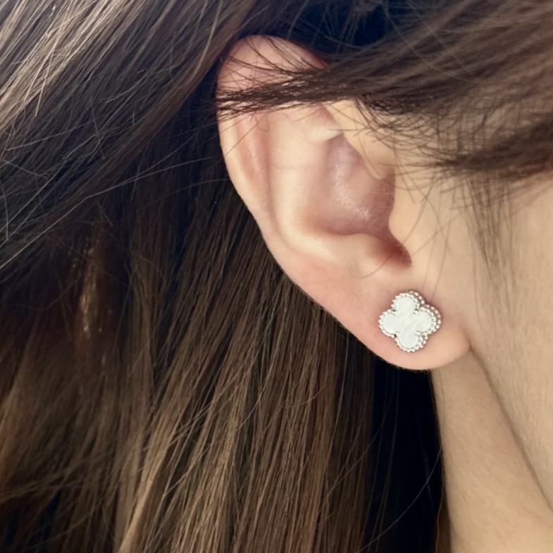 最高品質フラワークローバーマザーオブパールピアス 天然のマザーオブパール使用のピアスなら｜Angel Peach