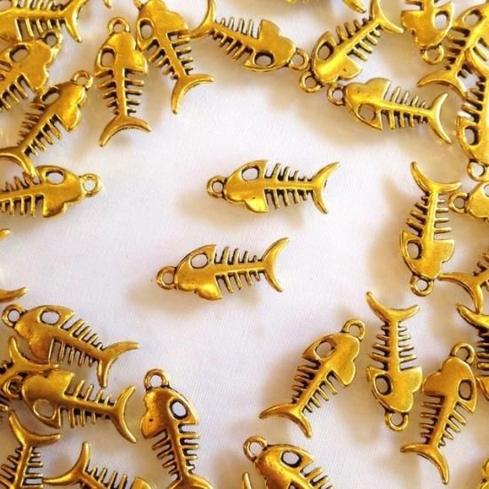 ねこに食べられたお魚さん ゴールド 6個 チャーム ねこに食べられたお魚さん ゴールド 6個 チャーム