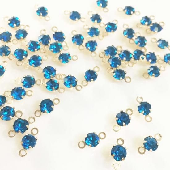 ゴールドチャーム 青色ストーン付き 在庫1セット⭐ストーンコネクター(ブルー)。.:*4個♡ゴールドチャーム