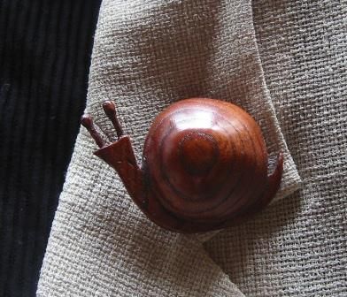 カタツムリのブローチ - 七曜工房 nanayoukoubou 木のクラフトと