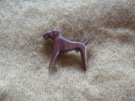 足の長い犬のブローチ ウエンジュ 七曜工房 Nanayoukoubou 木のクラフトと笛の工房 足の長い犬のブローチ ウエンジュ 七曜工房 Nanayoukoubou 木のクラフトと笛の工房
