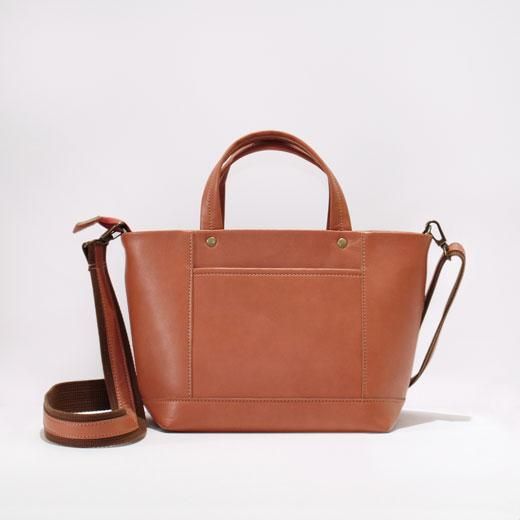 長さ調節可能な3cm幅ショルダーベルト。ハンドバッグをショルダーに