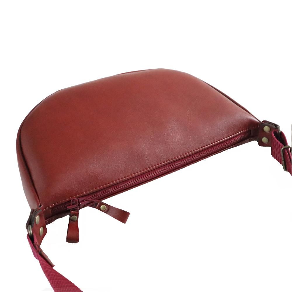 2色】ムーンショルダーバッグ 超軽量で水や傷に強い丈夫な上質人工皮革