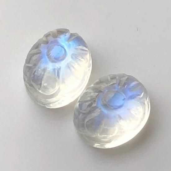 和柄カービング 宝石質レインボームーンストーン1個 11x9x5.5mm