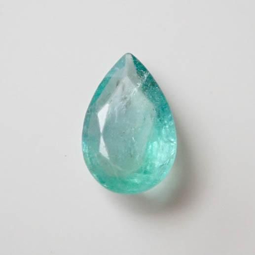 25 ザンビア産エメラルド 約7.9x5.3x2.4mm 約0.65ct/肩の荷が