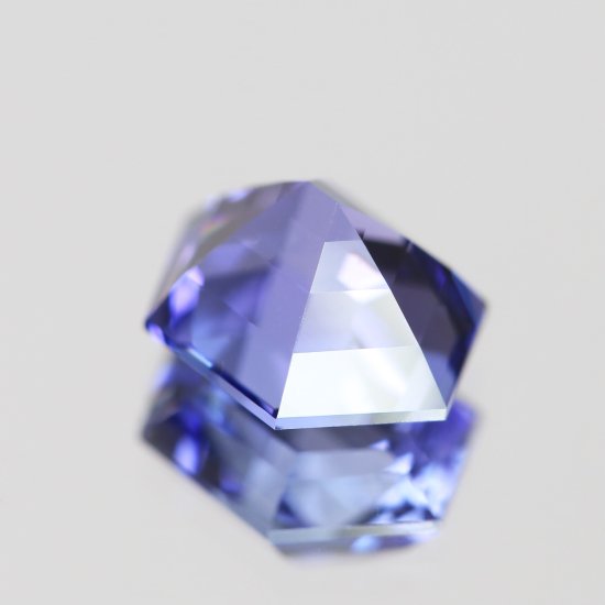 タンザニア産タンザナイト 1.96ct パーフェクトカット - IRODORI STONE