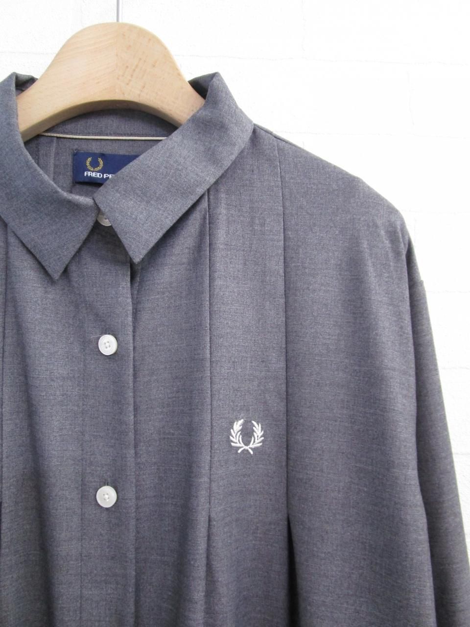 FRED PERRY フレッドペリー タックシャツ ワンピース グレー FRED PERRY - タックシャツワンピース - Sheth Online Store