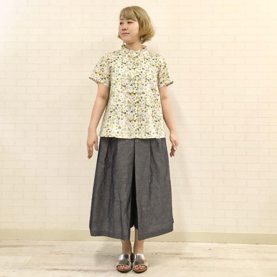 Parkes - スタンドフリル リバティ柄半袖ブラウス(リバティ Parkes - スタンドフリル リバティ柄半袖ブラウス(リバティ