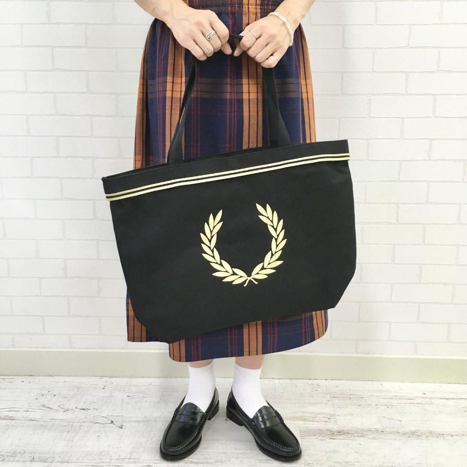 FRED PERRY ボーダー バッグ Tonal Classic Barrel Bag(1SZ 774：BLACK / GOLD): | FRED