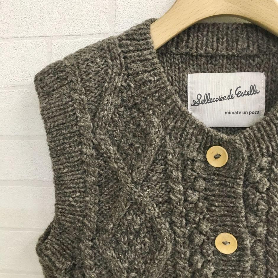 【美品】SelleccIon De Estelle　ケーブル編ニットベスト ペルーニット カラフルボタン ニット ベストエステル Selleccion de