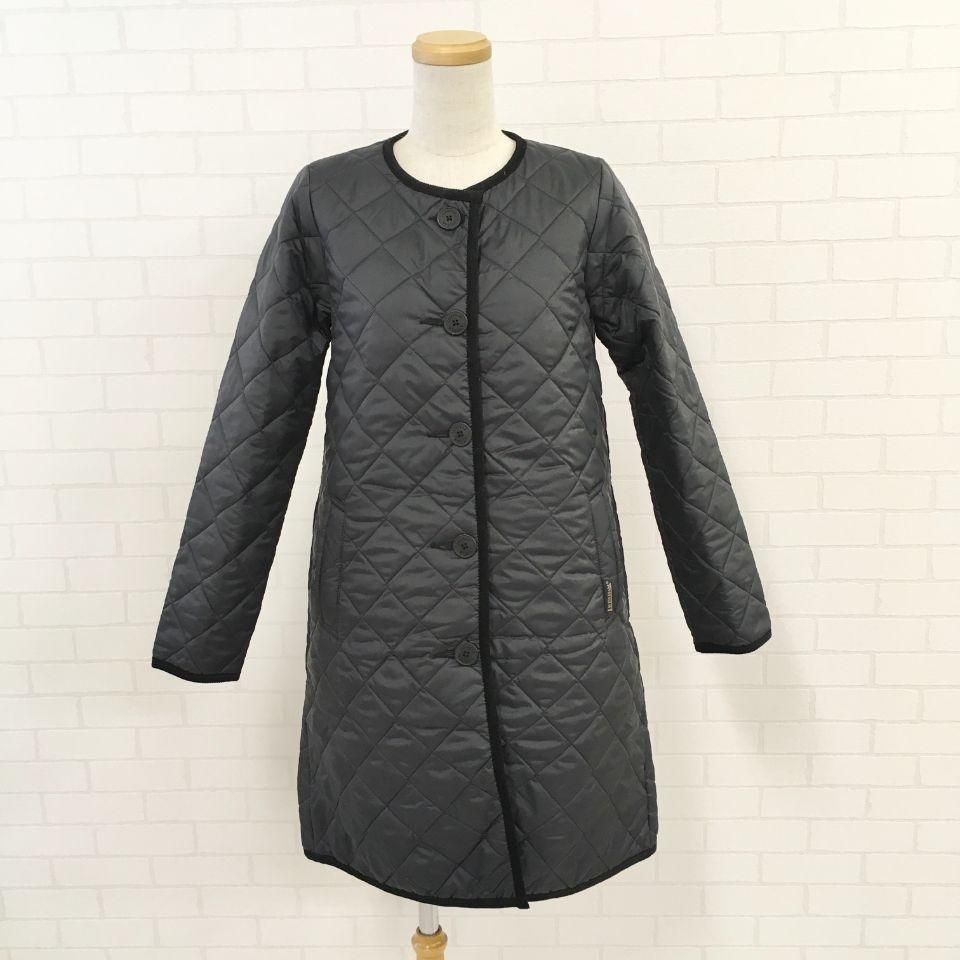 LAVENHAM - ラウンド ノーカラーキルティングロングコート LAVENHAM - ラウンド ノーカラーキルティングロングコート