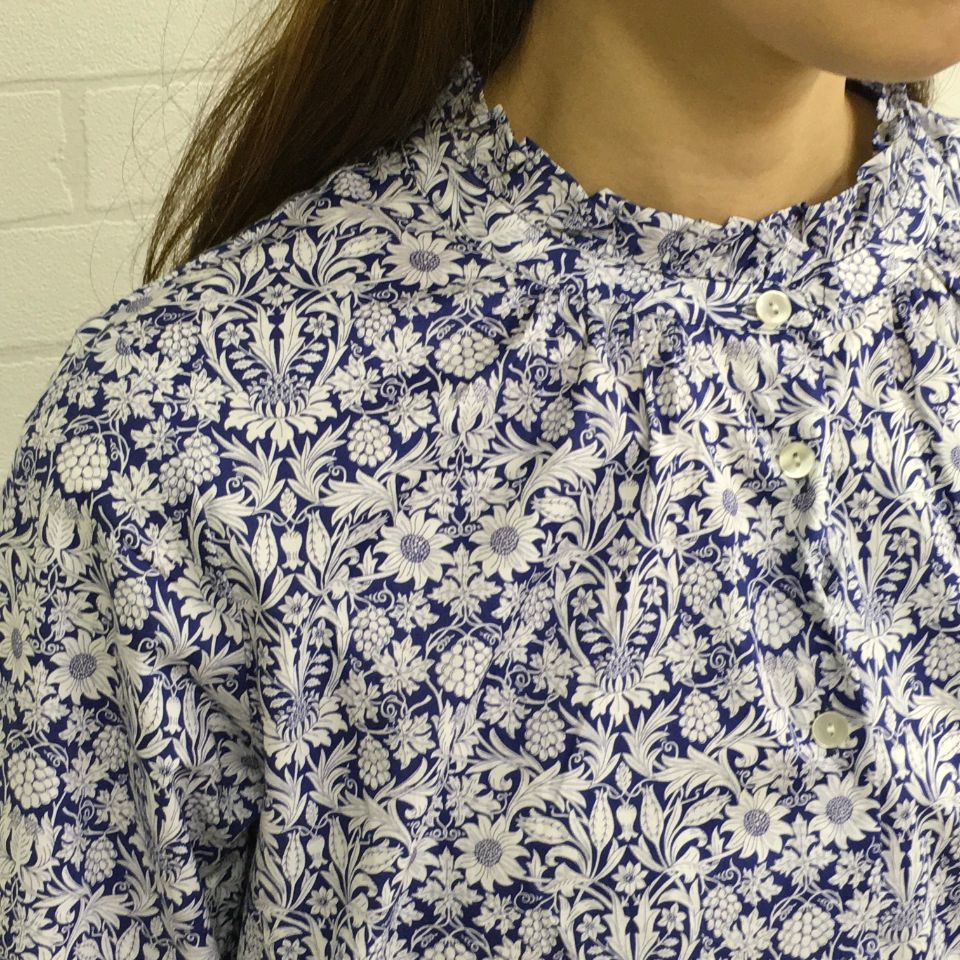 Parkes - タナローン スタンドフリル長袖シャツ （リバティ