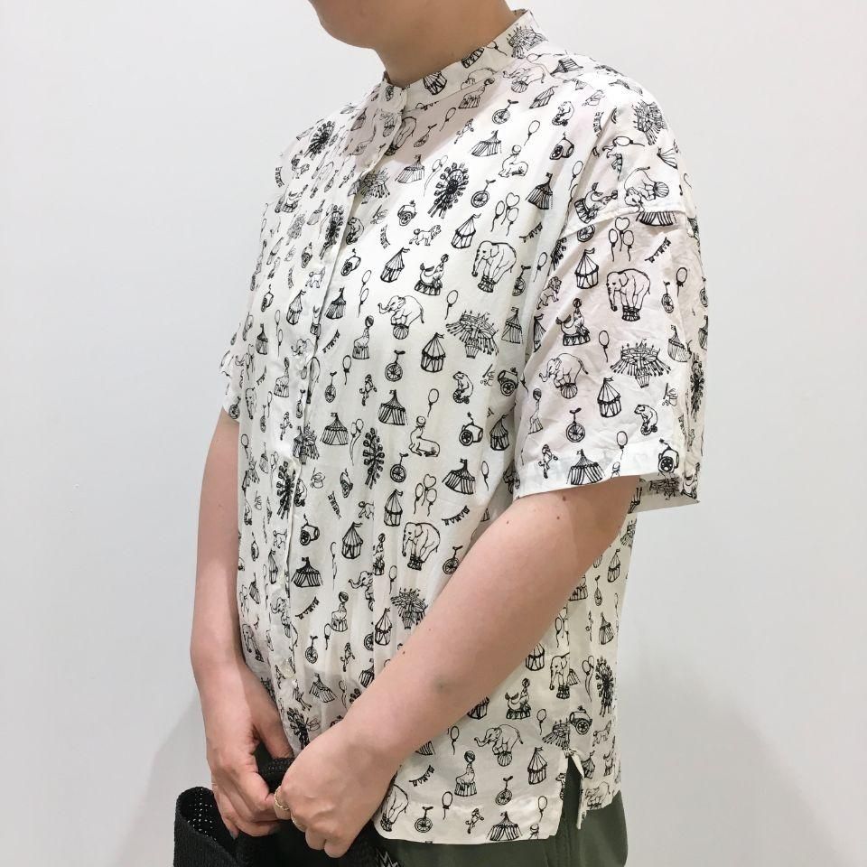 parkes　シャツ Parkes - 後ろ開きスタンドカラーシャツ（リバティコレクション