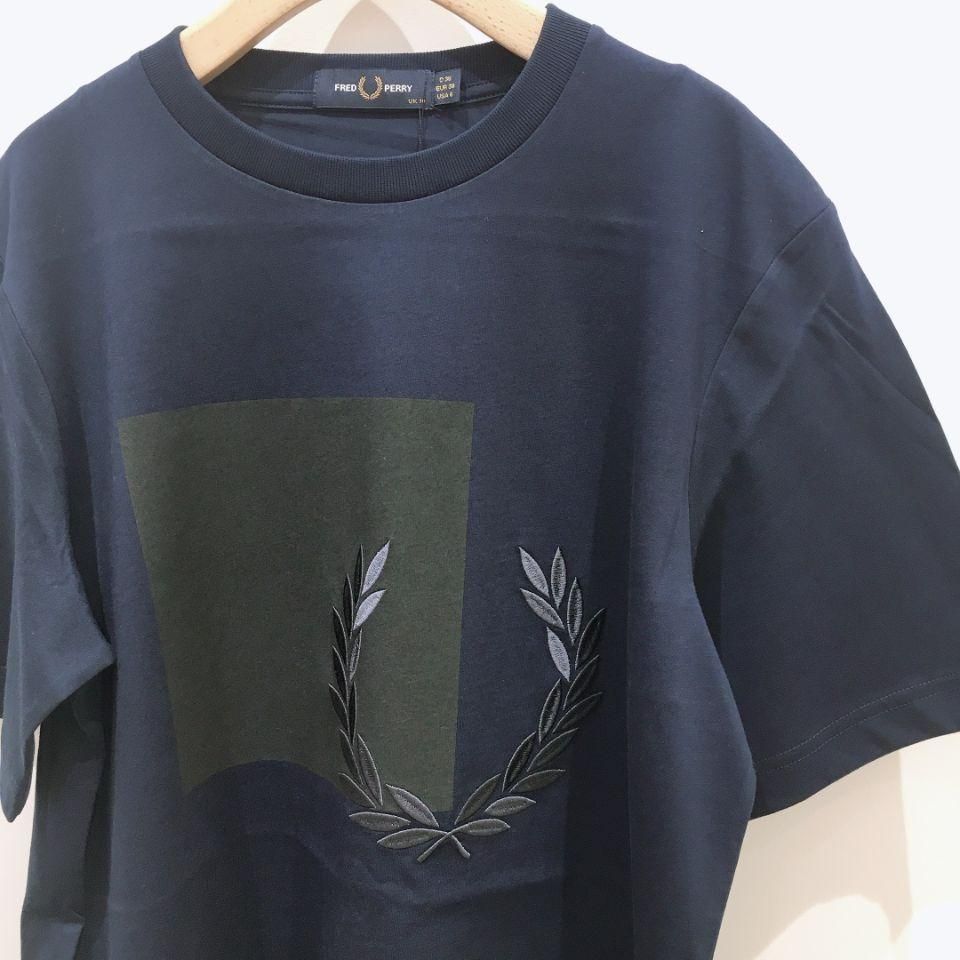 FRED PERRY（フレッドペリー）The Fred Perry Shirt FRED PERRY - PRINTED GRAPHIC T-SHIRT（G1154） - Sheth
