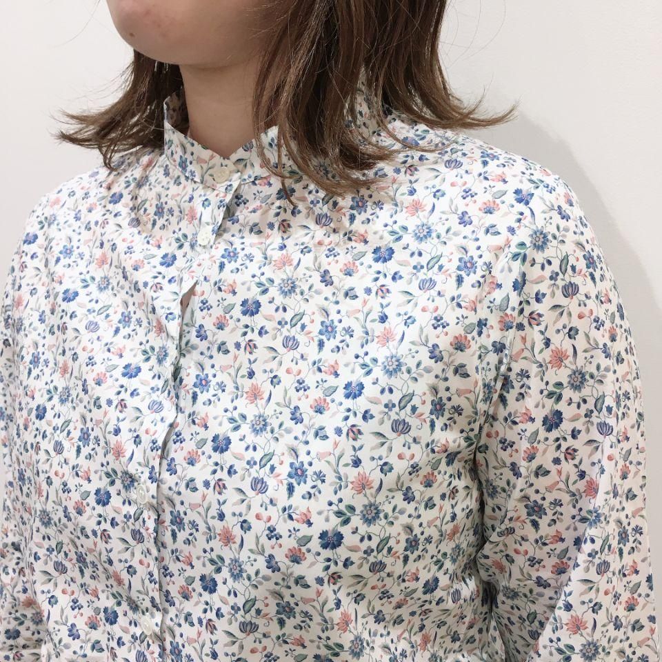 Parkes パークス　花柄　長袖　ボタンアップシャツ Parkes - バンドカラー 背中タックの長袖シャツ（リバティ