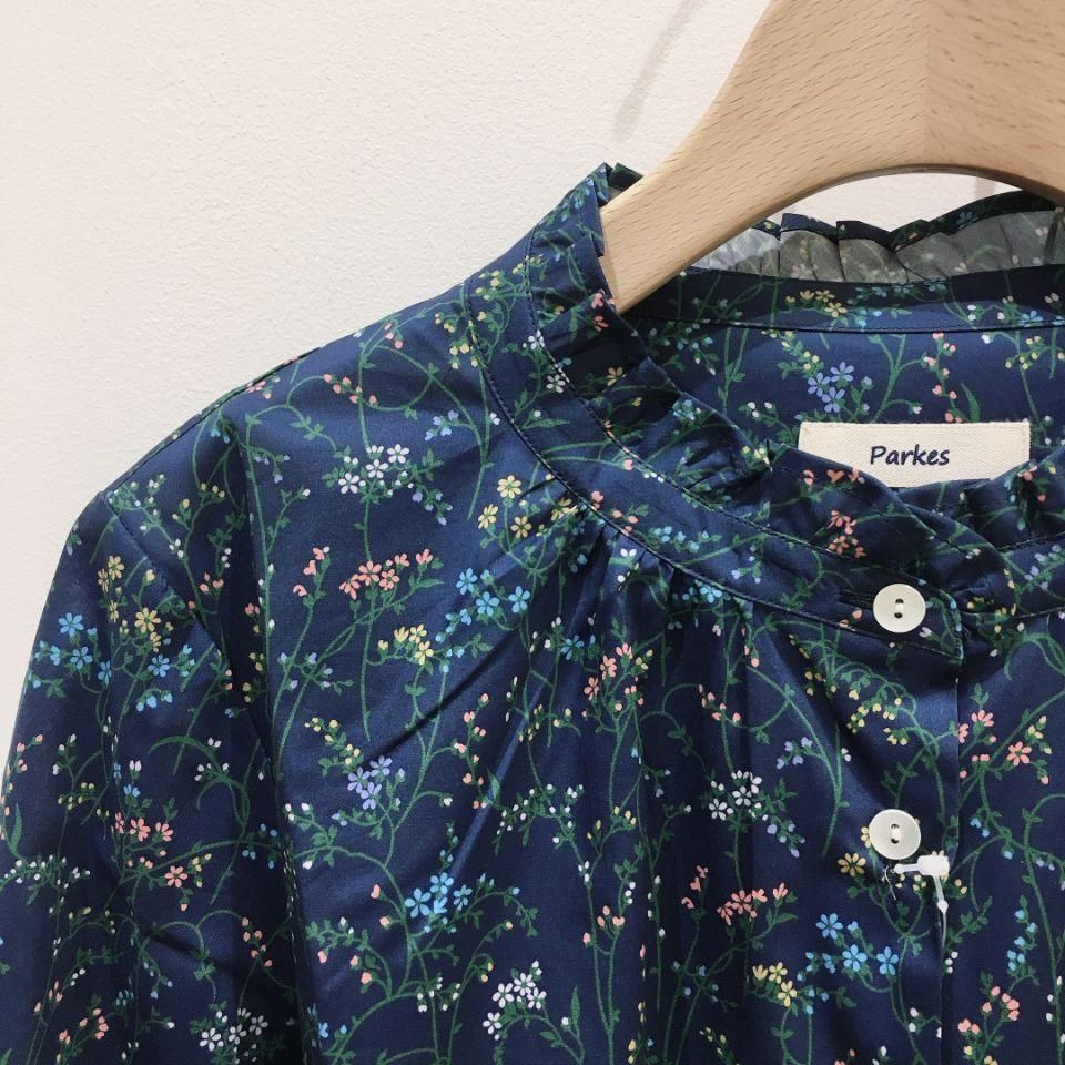Parkes - スタンドフリル長袖シャツ(リバティコレクション Parkes - スタンドフリル長袖シャツ(リバティコレクション