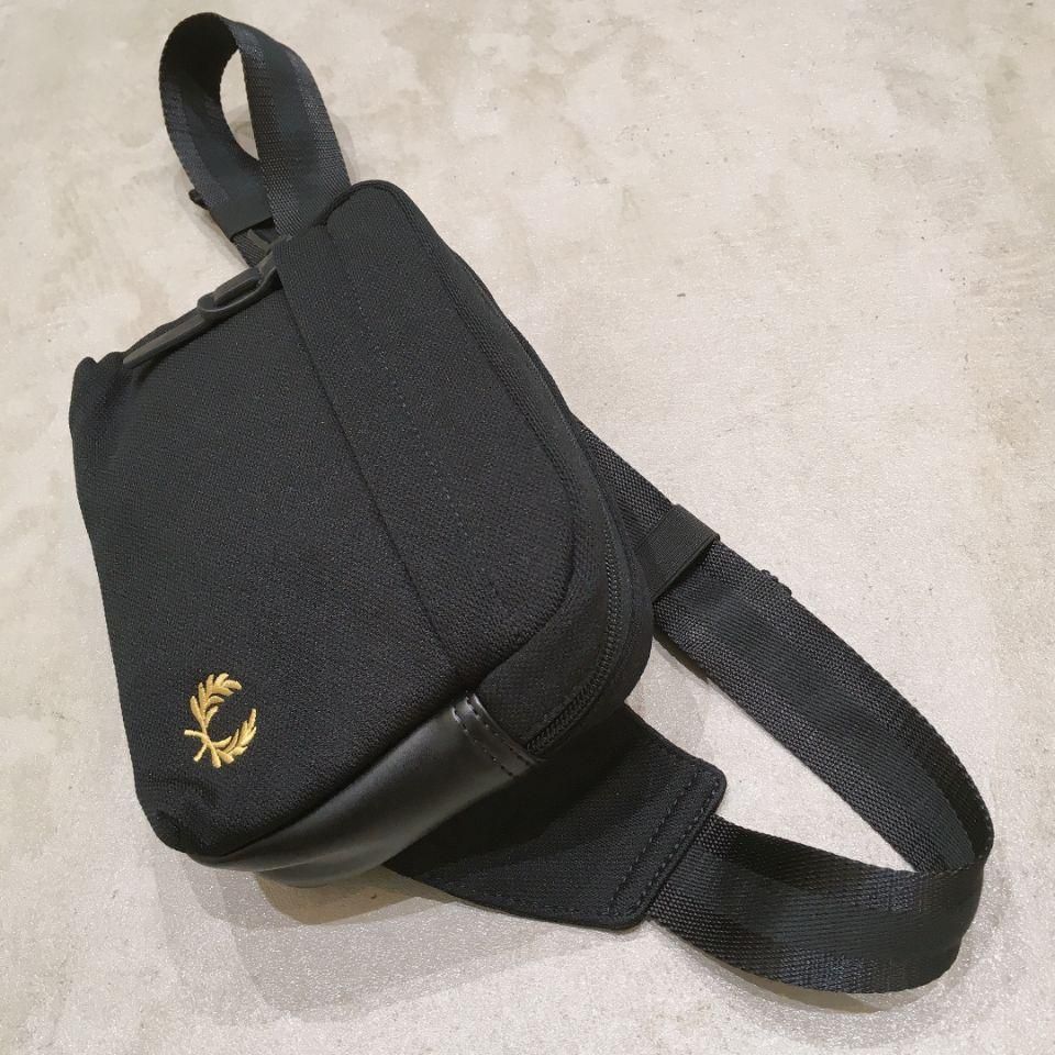 FRED PERRY ボディバッグ \"Pique Crossbody Bag\" FRED PERRY（フレッドペリー）の「Pique Crossbody Bag（ボディ