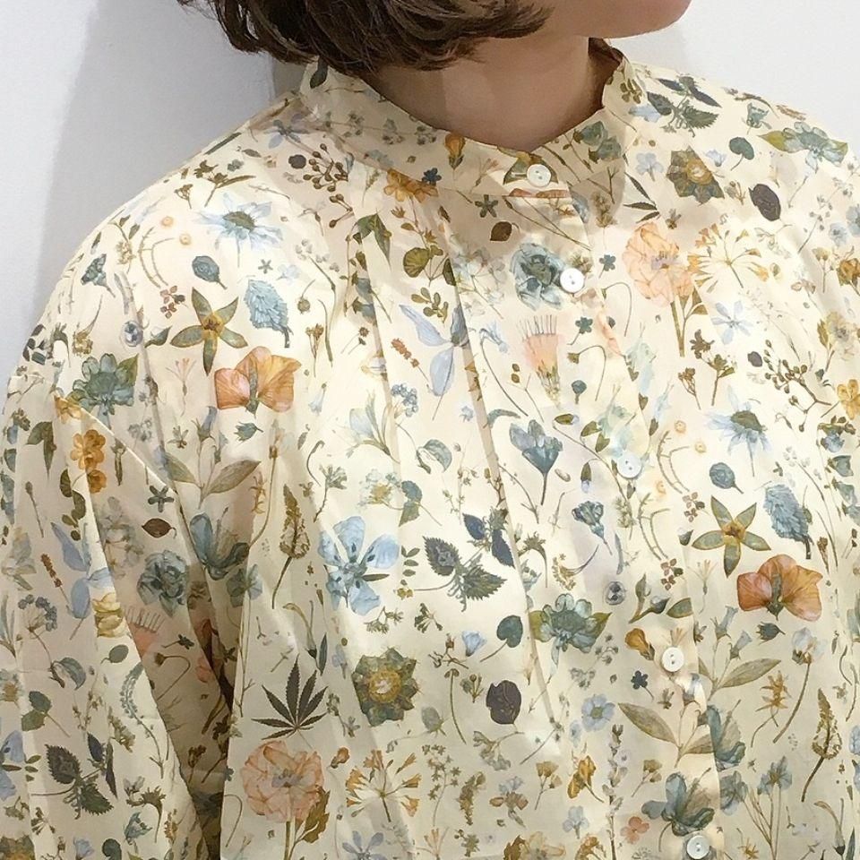 Parkes - バンドカラーのタックブラウス（リバティコレクション