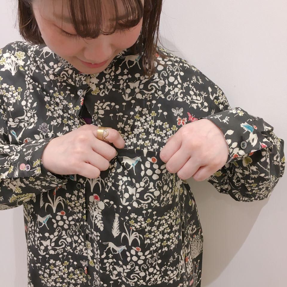 Parkes - 左胸ポケットのシンプルなスタンドカラーシャツ