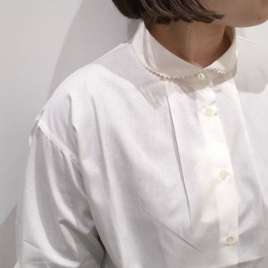 Parkes - ブロード 丸衿 襟回りピコレースのシャツ