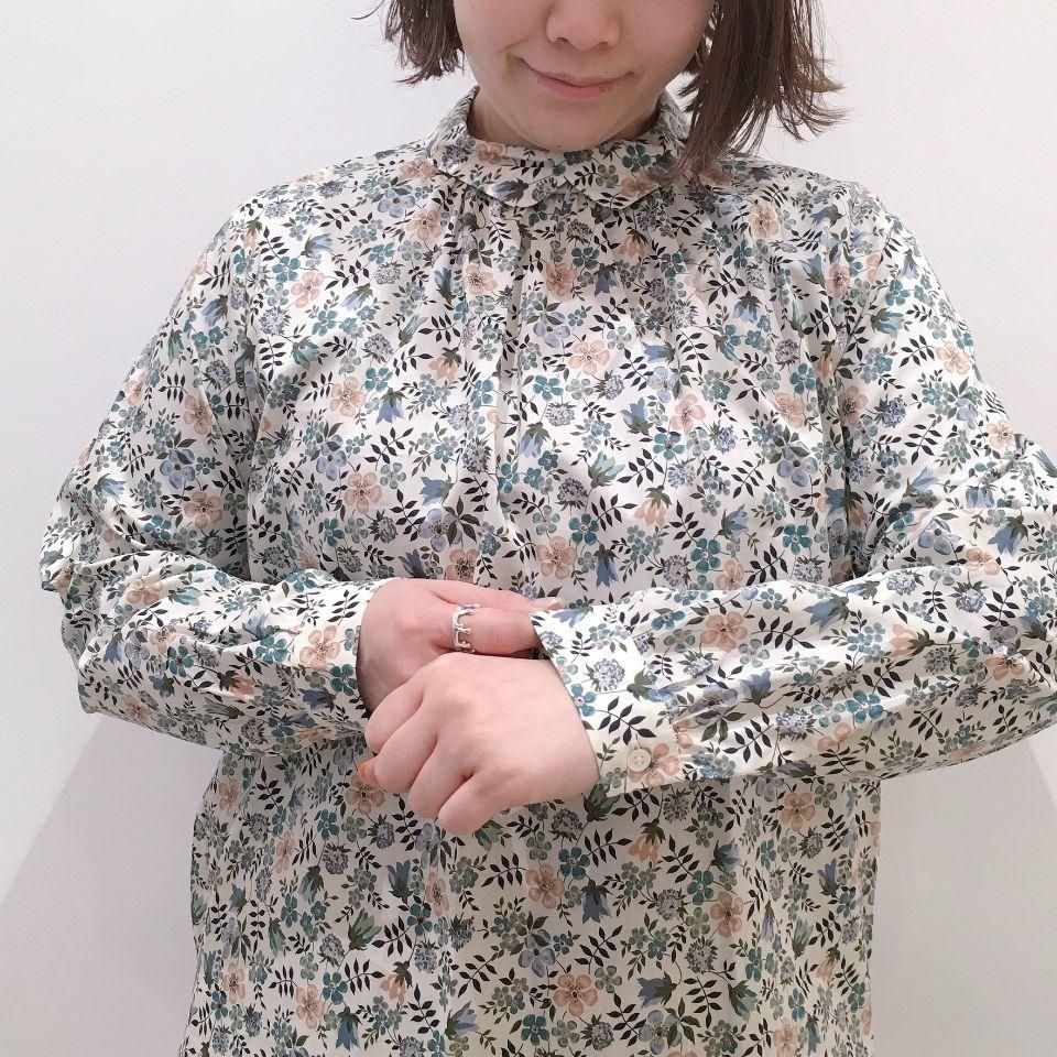 Parkes - タナローン 丸衿の後ろ開きリバティブラウス(リバティ