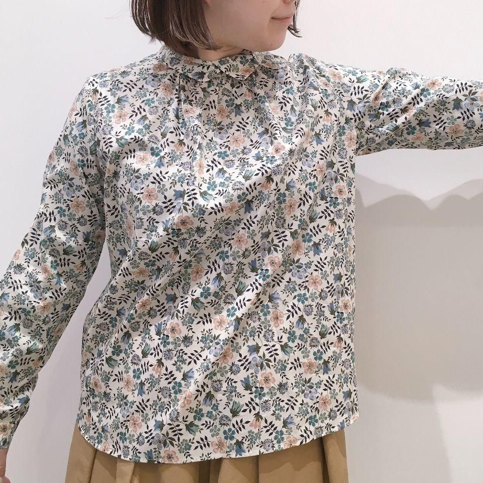 Parkes - タナローン 丸衿の後ろ開きリバティブラウス（リバティ